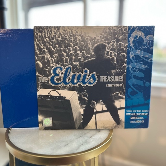 The Elvis Treasures Book by Robert Gordon - Removable Memorabilia & Audio CD - Picture 1 of 11
